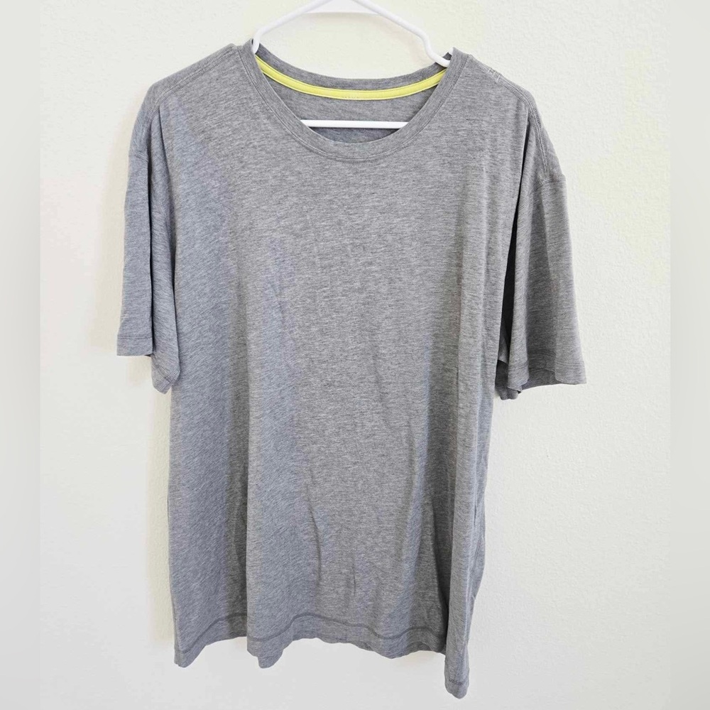 Lululemon Men’s Gray Shirt‎ short sleeve size large